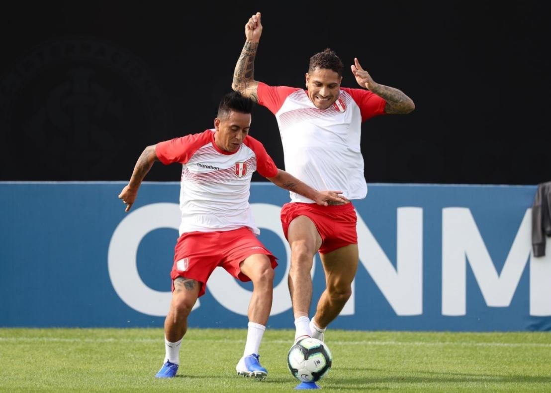 Paolo Guerrero e Cueva participaram da atividade da sele&ccedil;&atilde;o peruana na manh&atilde; desta sexta