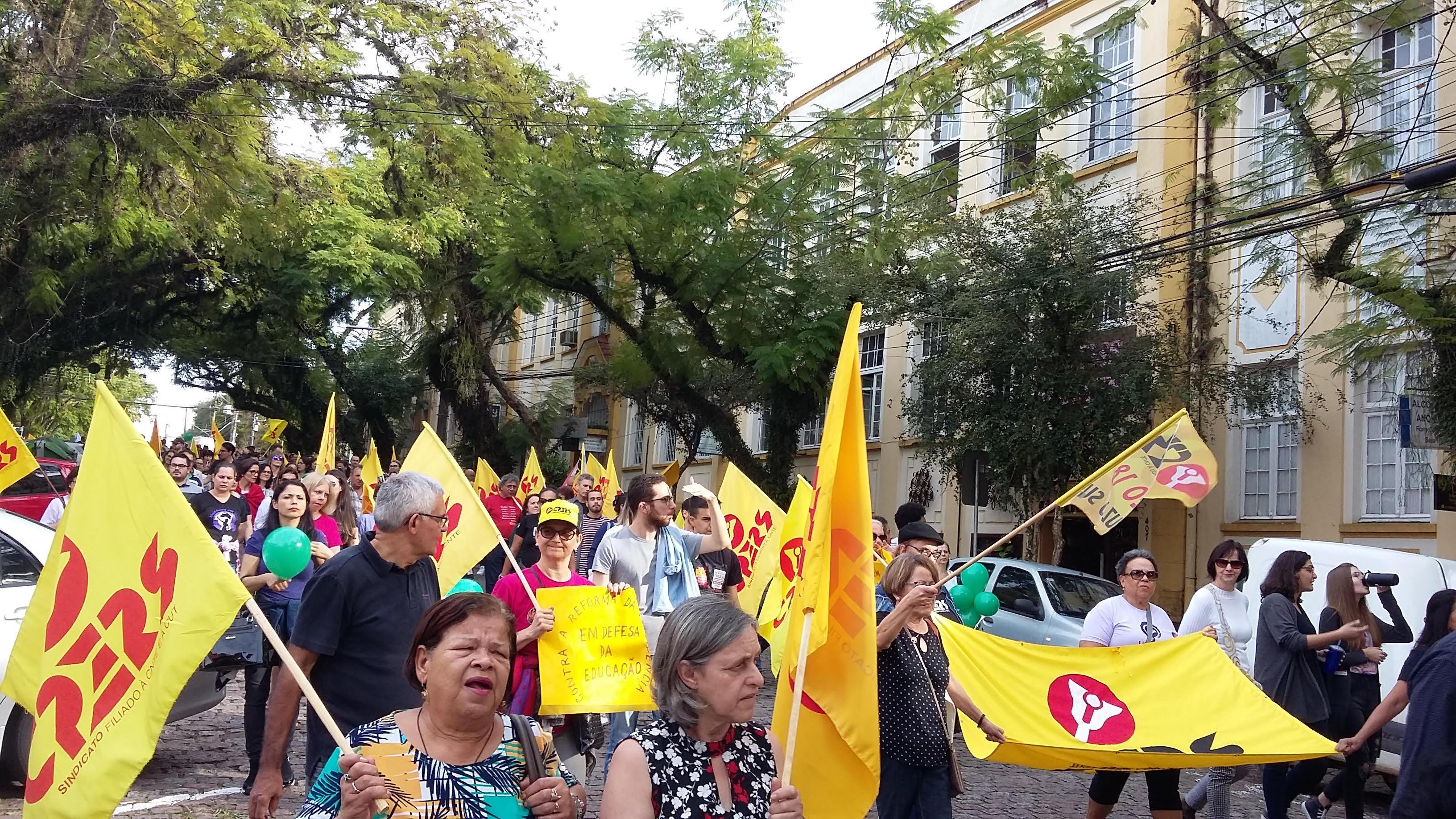 Manifestantes contra a reforma da Previd&ecirc;ncia caminharam pelas ruas de Santa Cruz do Sul