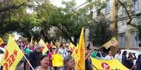 Manifestantes contra a reforma da Previdência caminharam pelas ruas de Santa Cruz do Sul