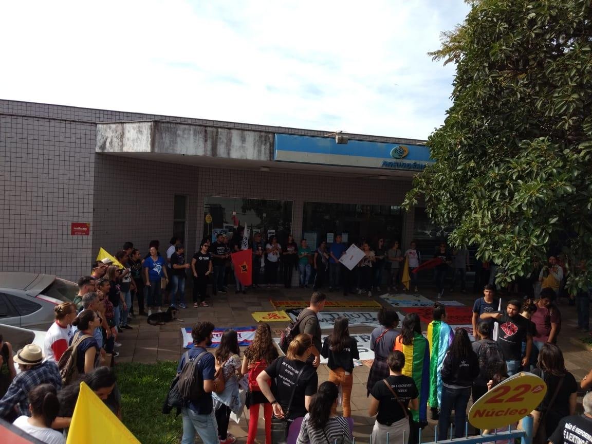 Servidores fizeram caminhada at&eacute; a ag&ecirc;ncia do INSS em Gravata&iacute;