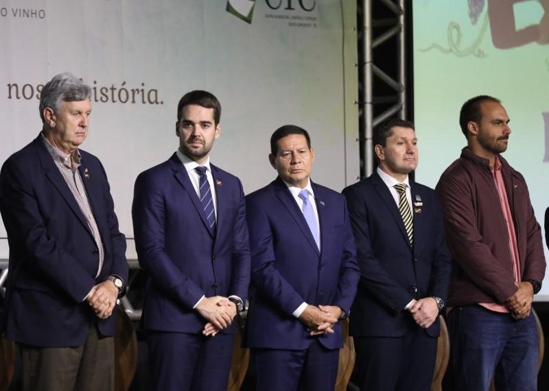 Vice-presidente Hamilton Mour&atilde;o e governador Eduardo Leite participaram da Expobento