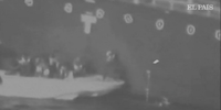 Vídeo mostra o que seria uma patrulha iraniana retirando um objeto do casco de um navio parecido com o atacado