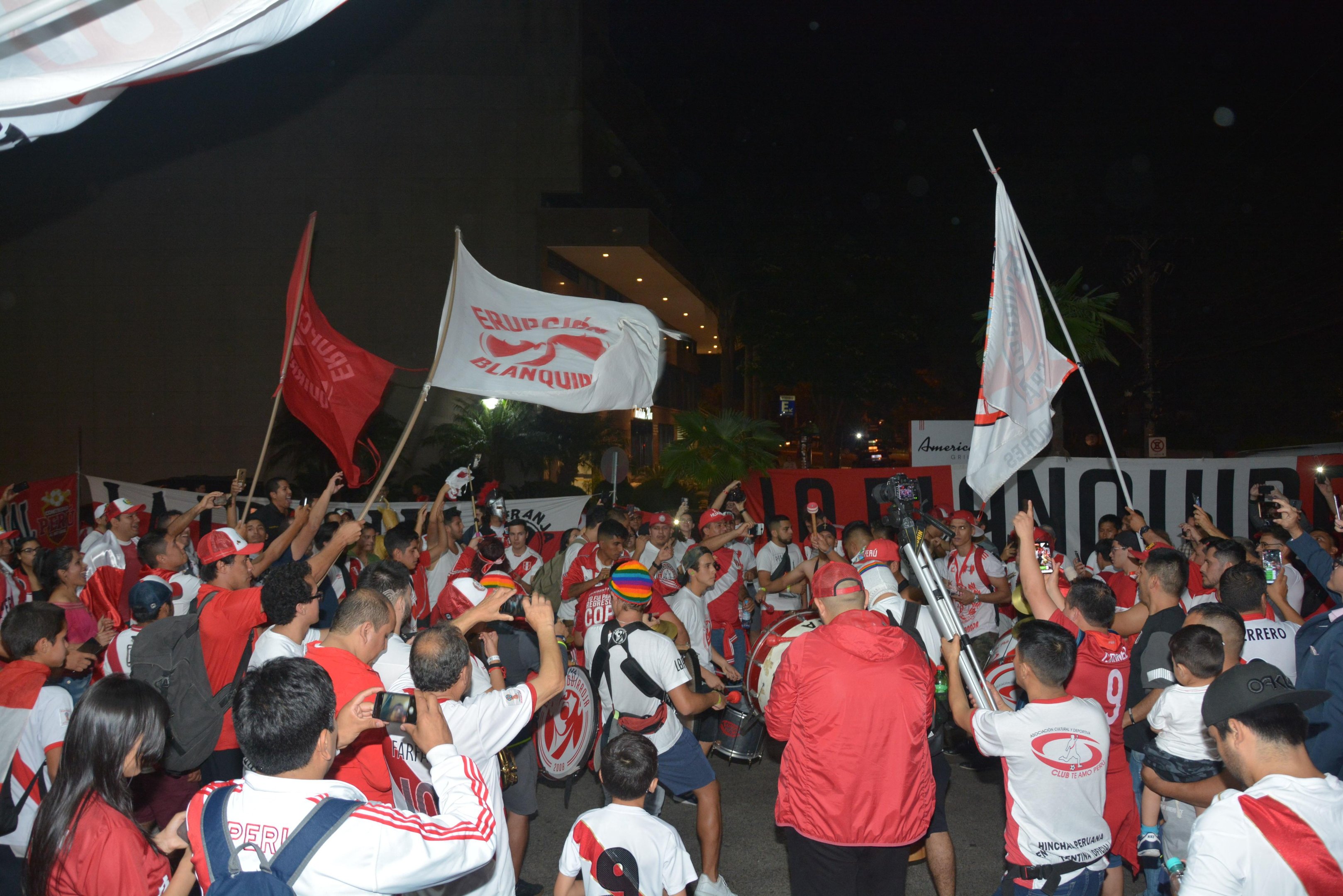 Torcida peruana faz festa em Porto Alegre
