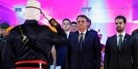 Presidente Jair Bolsonaro acompanhou cerimonial da Festa Nacional da Artilharia ao lado do governador Eduardo Leite