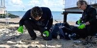 Pesquisadores procuram por plástico na areia