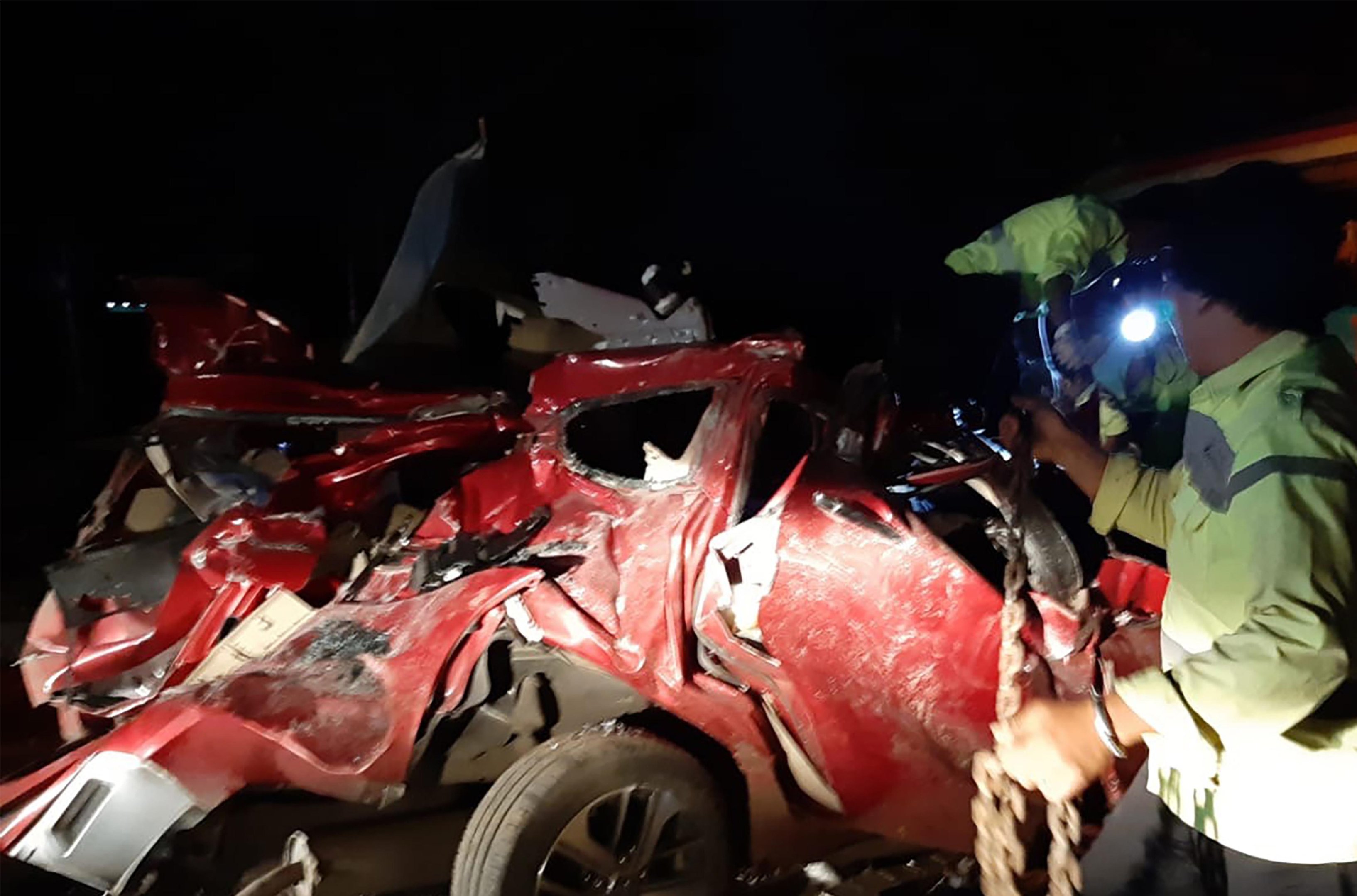 Motorista est&aacute; entre as v&iacute;timas fatais e passageiro ficou gravemente ferido