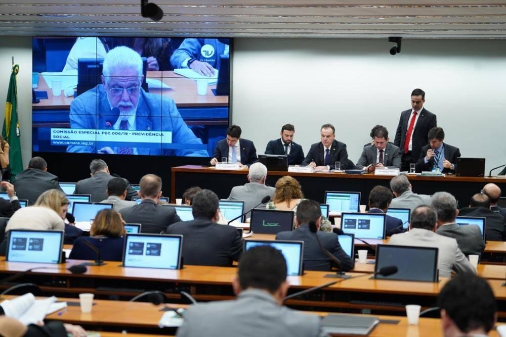 At&eacute; a noite dessa segunda-feira, 143 congressistas j&aacute; estavam inscritos para debater a proposta