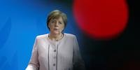 Merkel participava de parada militar sob temperatura de 30°C, em Berlim