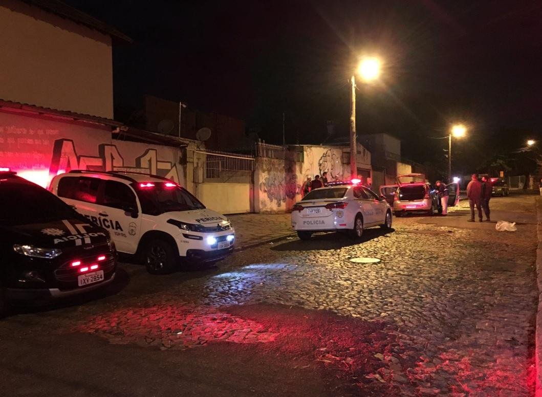 Renault Sandero foi abandonado pelos criminosos ap&oacute;s a persegui&ccedil;&atilde;o