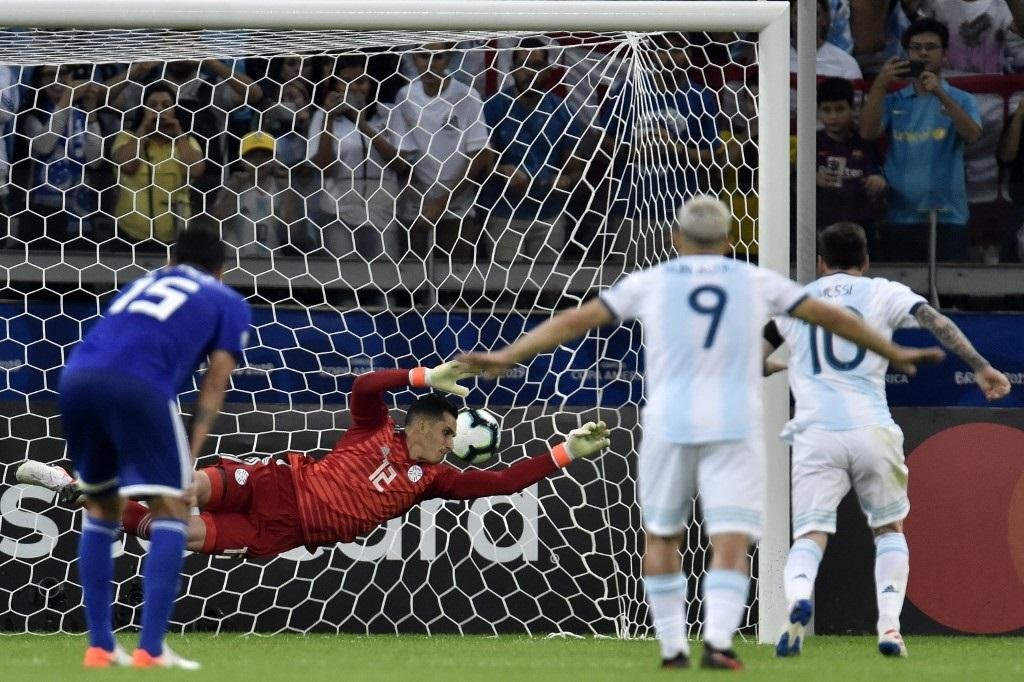 Messi converteu p&ecirc;nalti para igualar o escore