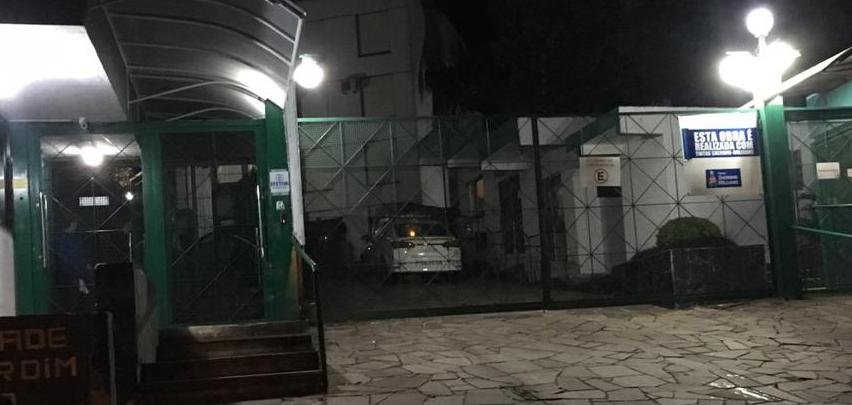 Al&eacute;m dos corpos, os policiais militares depararam-se com o filho do casal, tamb&eacute;m ca&iacute;do de bru&ccedil;os, mas vivo
