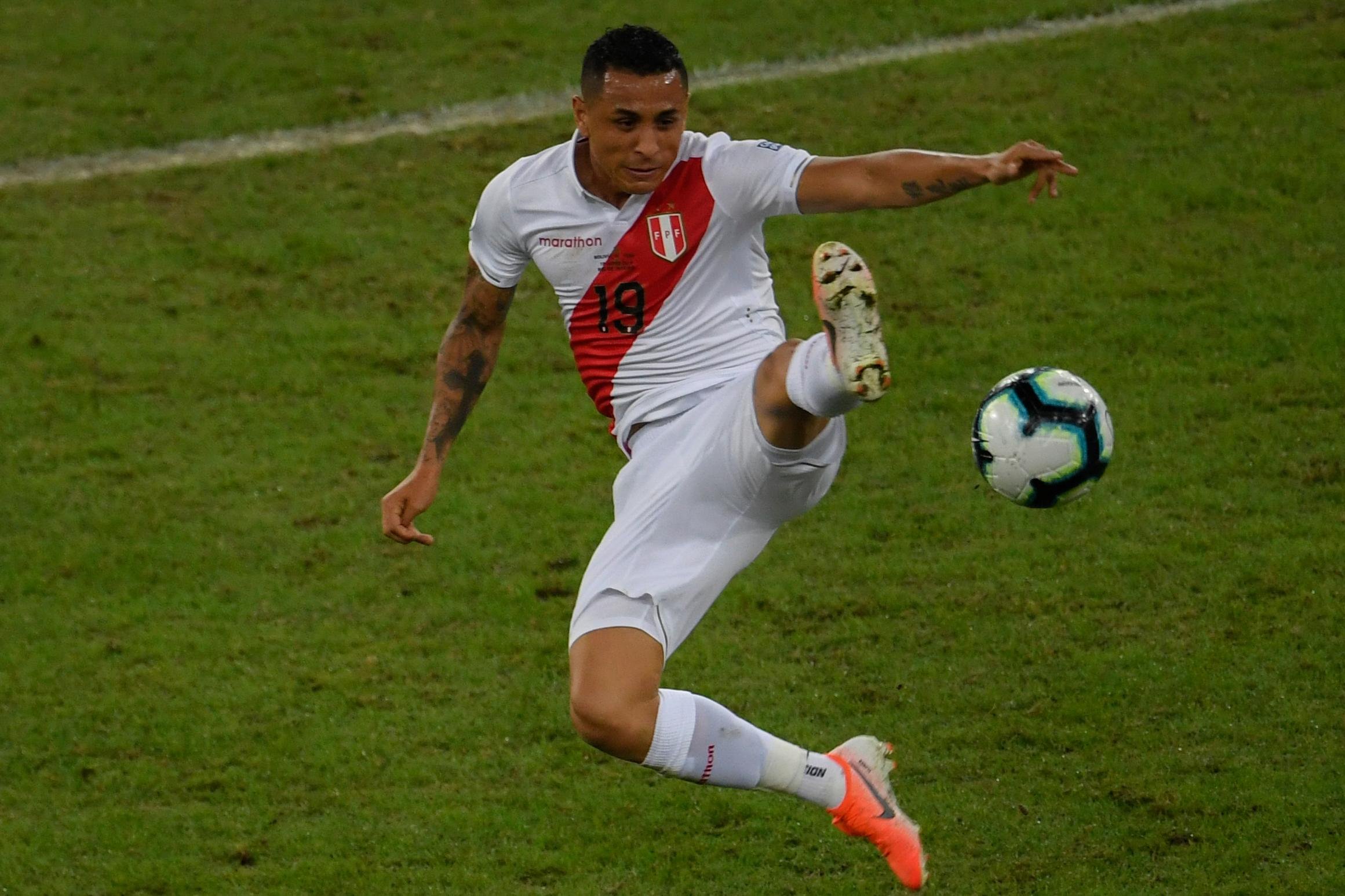 Lateral-esquerdo Yoshimar Yot&uacute;n tem atuado como volante na sele&ccedil;&atilde;o do Peru