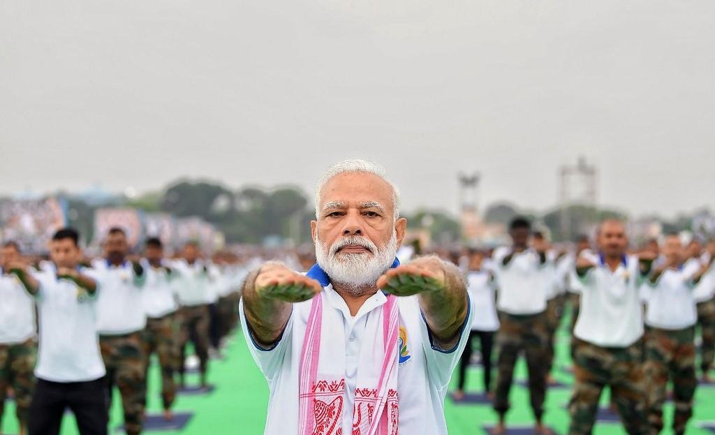 Narendra Modi participou de sess&atilde;o para celebrar o Dia Internacional da Ioga