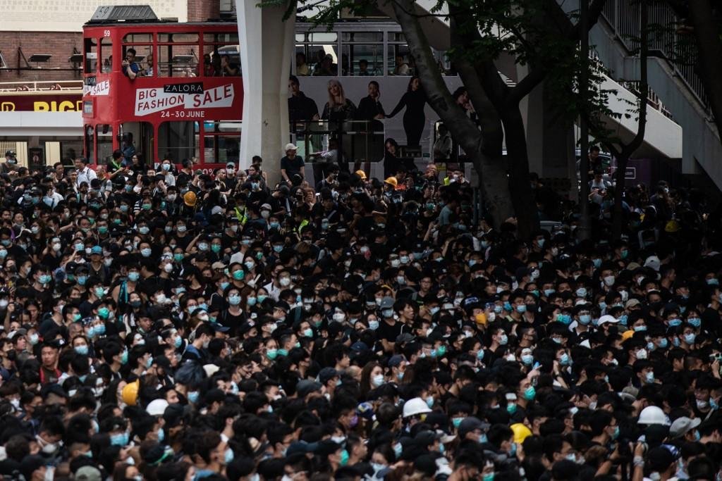 Protesto reuniu dois milh&otilde;es de pessoas, em maioria vestidas de preto