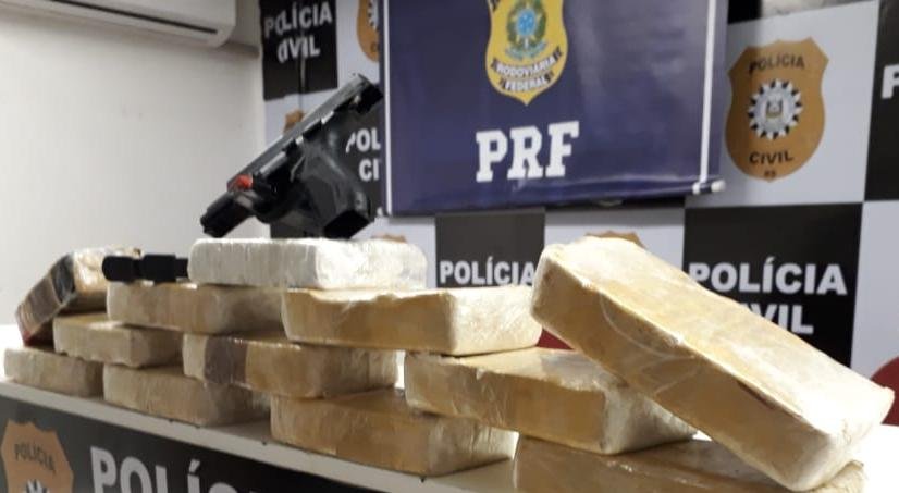 Drogas e pistola foram recolhidas em um ve&iacute;culo e uma resid&ecirc;ncia do criminoso