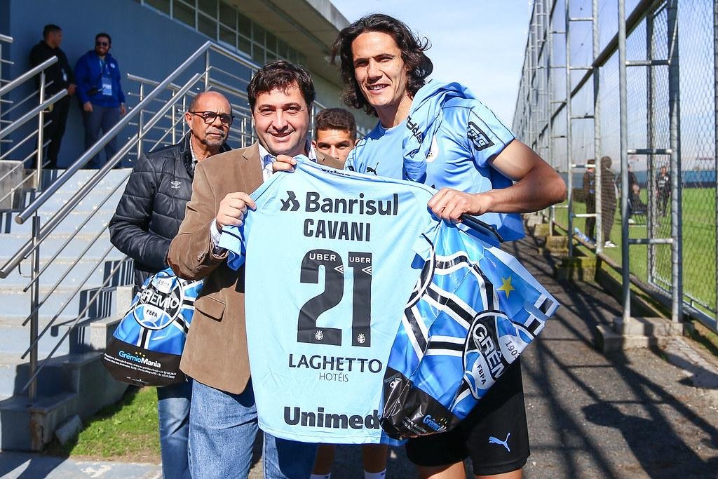 Cavani recebeu o brinde do Gr&ecirc;mio das m&atilde;os do diretor de futebol Alberto Guerra
