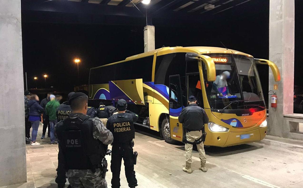Todos os ve&iacute;culos que passam pela fronteira s&atilde;o inspecionados por policiais