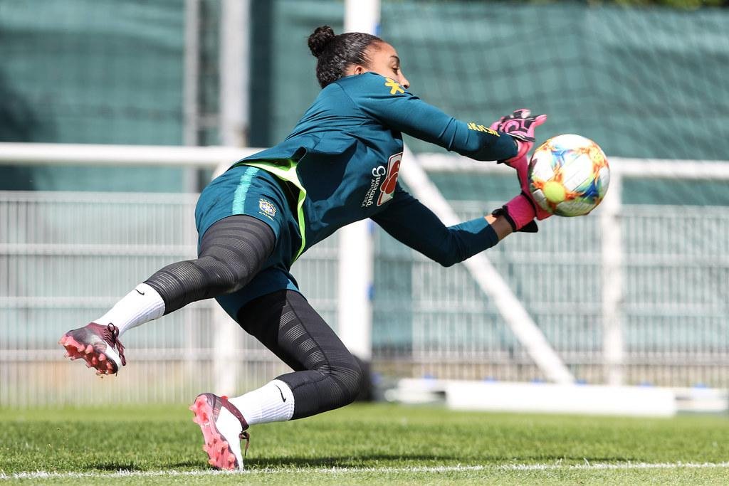 Goleiras que se adiantarem nas  disputas de p&ecirc;naltis n&atilde;o ser&atilde;o mais punidas com o cart&atilde;o amarelo a partir dos jogos das oitavas de final do Mundial Feminino