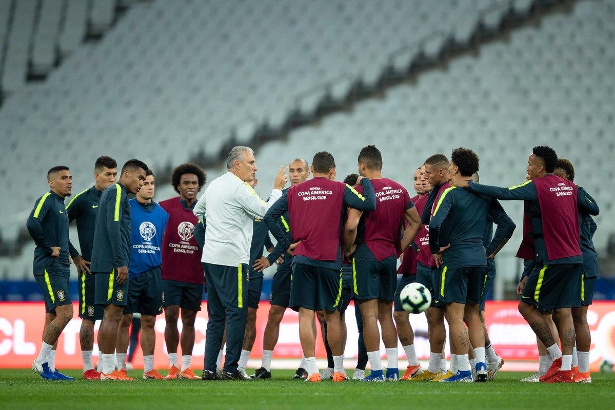 Tite abriu a atividade para a imprensa apenas por 15 minutos na tarde desta sexta-feira