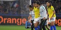 Cristiane deixou o gramado carregada pelos médicos da seleção brasileira