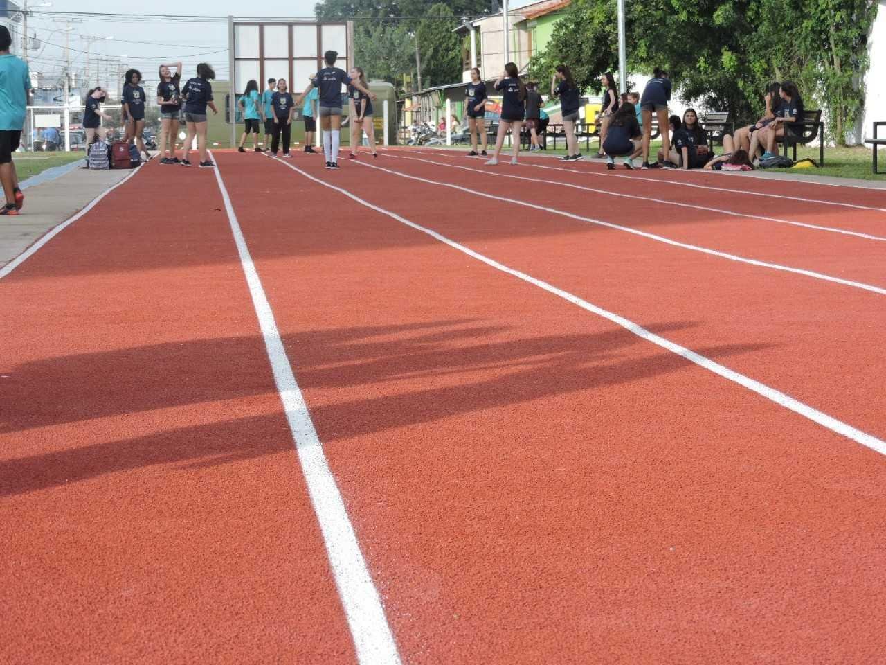 Comunidade poder&aacute; praticar corrida e saltos em pista atl&eacute;tica