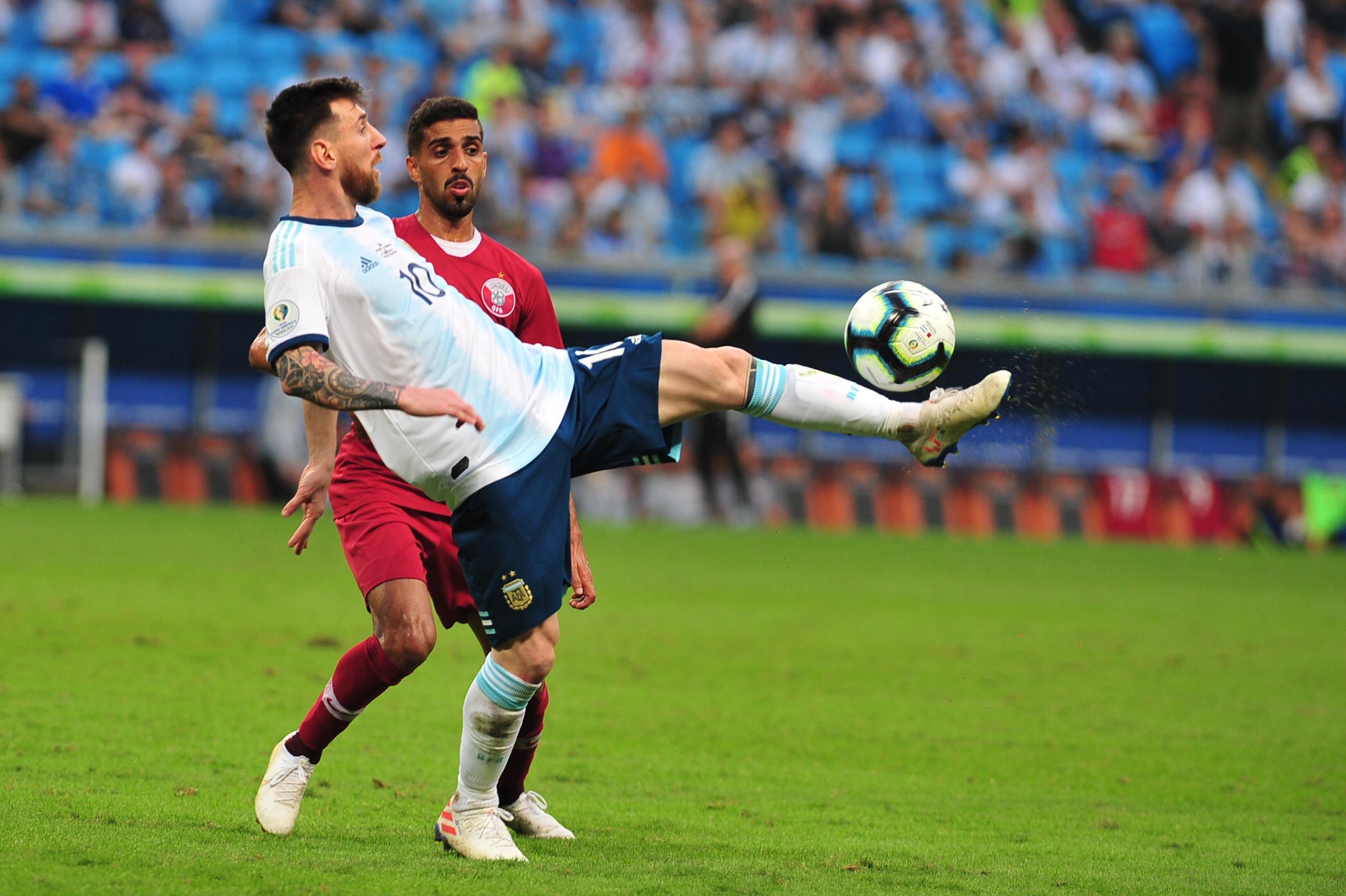 Messi foi um dos jogadores que engrossou coro das cr&iacute;ticas ao gramado da Arena