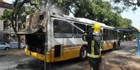 Coletivo da Carris pegou fogo na manhã desta terça-feira em Porto Alegre