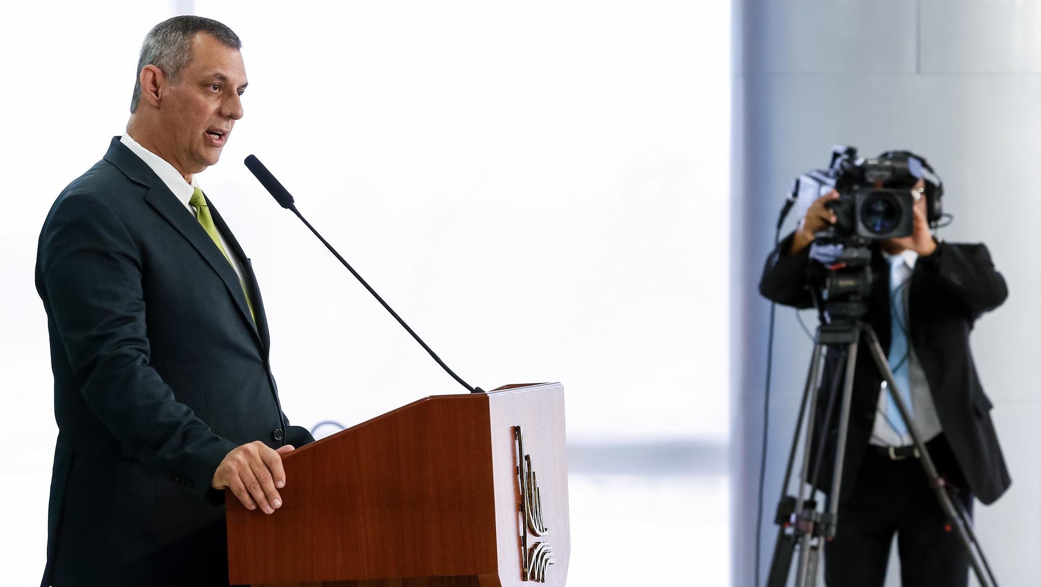 Questionado se a situa&ccedil;&atilde;o da Venezuela seria tratada durante a viagem, R&ecirc;go Barros respondeu que o tema "sempre est&aacute; na pasta principal de assuntos do governo"