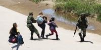 Migrantes foram detidas a golpes por membros da Guarda Nacional armados enquanto tentavam chegar ao EUA