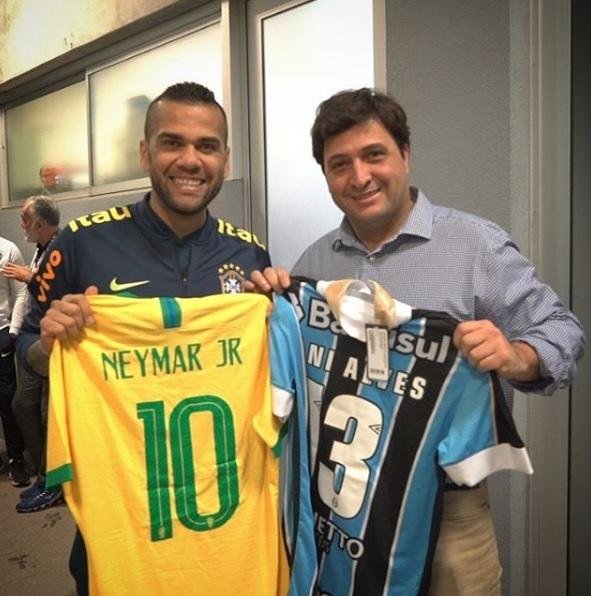 Capit&atilde;o Daniel Alves foi um dos presenteados com camiseta personalizada do Tricolor