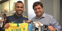 Capitão Daniel Alves foi um dos presenteados com camiseta personalizada do Tricolor