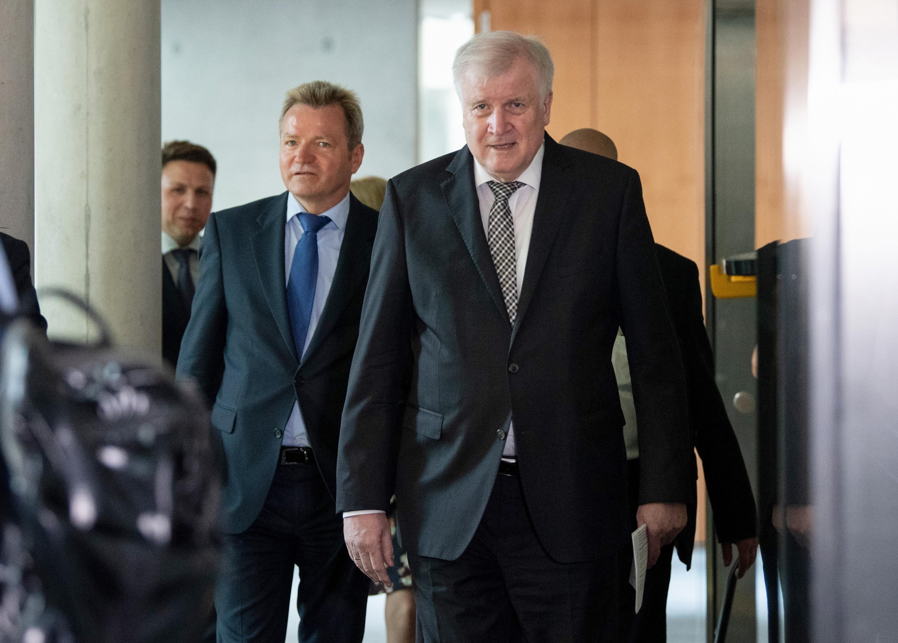 Ministro Horst Seehofer afirmou que a investiga&ccedil;&atilde;o sobre o "assassinato pol&iacute;tico" continua e que as autoridades procuram poss&iacute;veis c&uacute;mplices