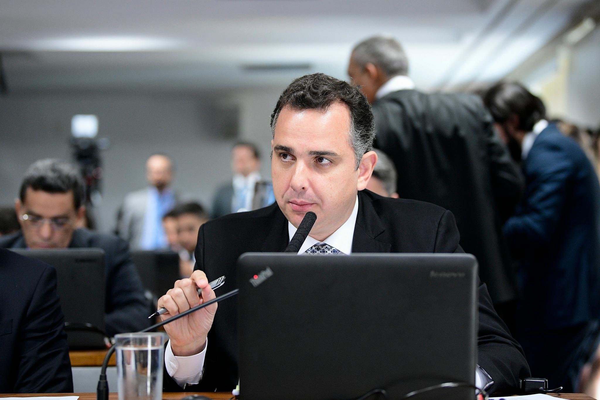 Senador Rodrigo Pacheco (DEM-MG), relator do projeto que pune abuso de autoridade praticado por ju&iacute;zes e procuradores, fez algumas altera&ccedil;&otilde;es em seu parecer, flexibilizando as regras da proposta