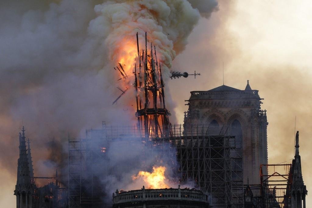 Inc&ecirc;ndio consumiu parte da catedral francesa em abril