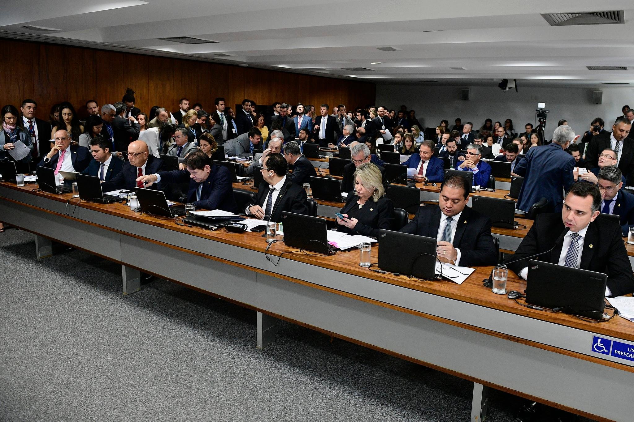 CCJ aprovou projeto que pune abuso de autoridade