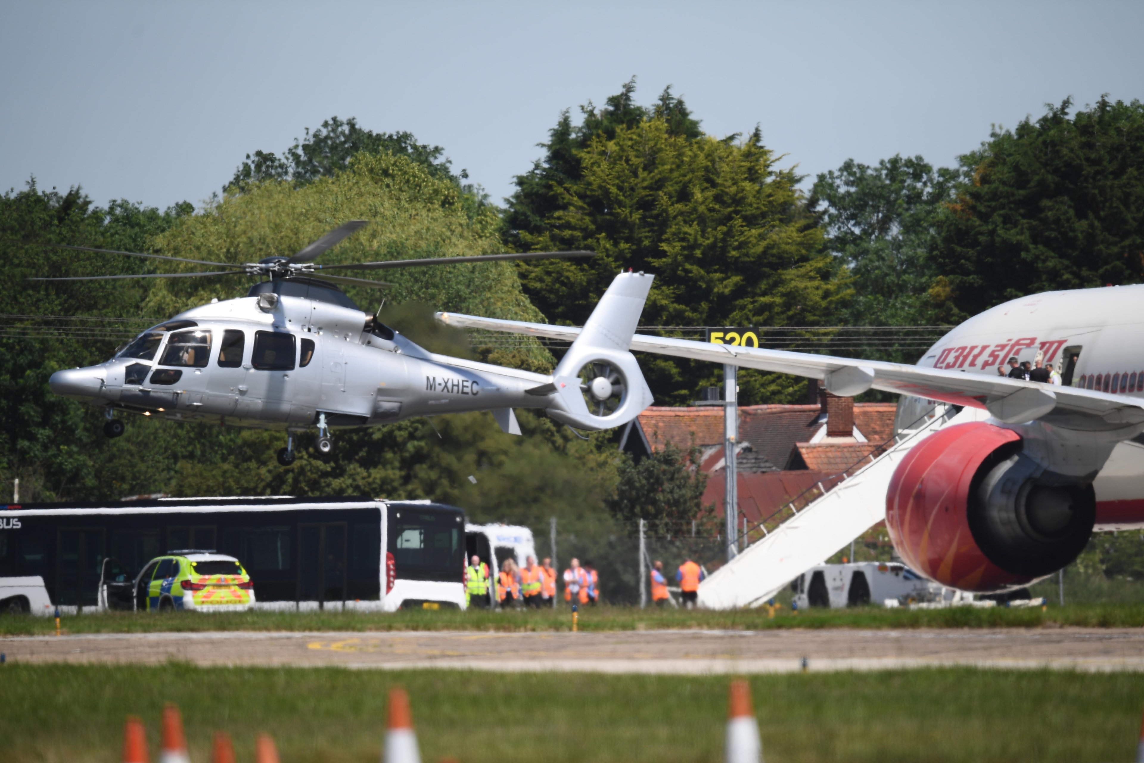 Avi&atilde;o foi escoltado no espa&ccedil;o a&eacute;reo brit&acirc;nico por ca&ccedil;as