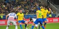 Paraguaios dificultam vida do Brasil em jogo disputado