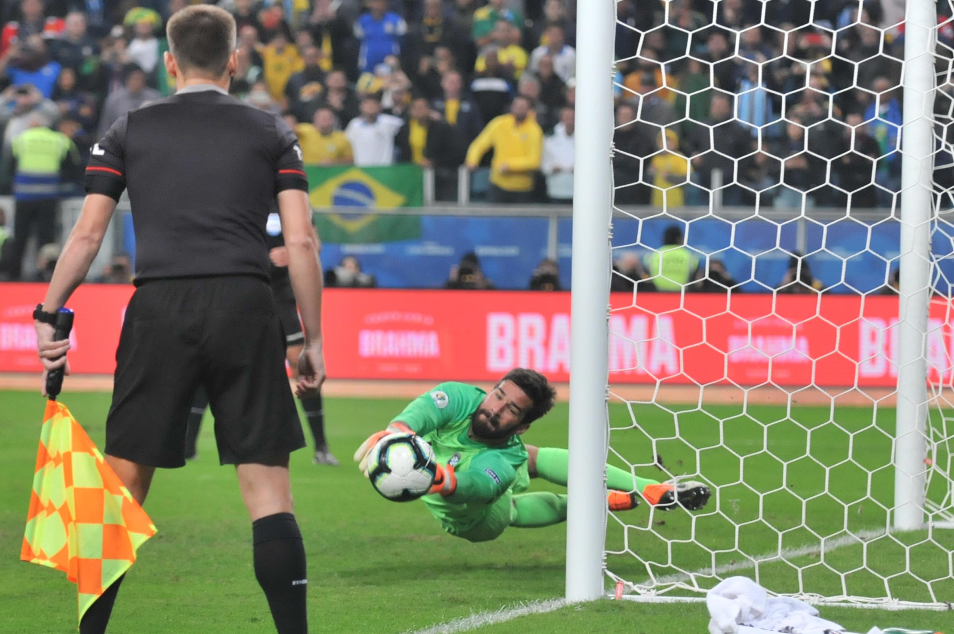 Alisson defendeu um dos p&ecirc;naltis na vit&oacute;ria brasileira por 4 a 3