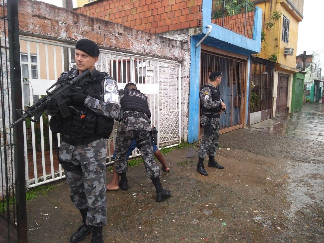 Policiais abordam suspeitos no Beco da Bruxinha