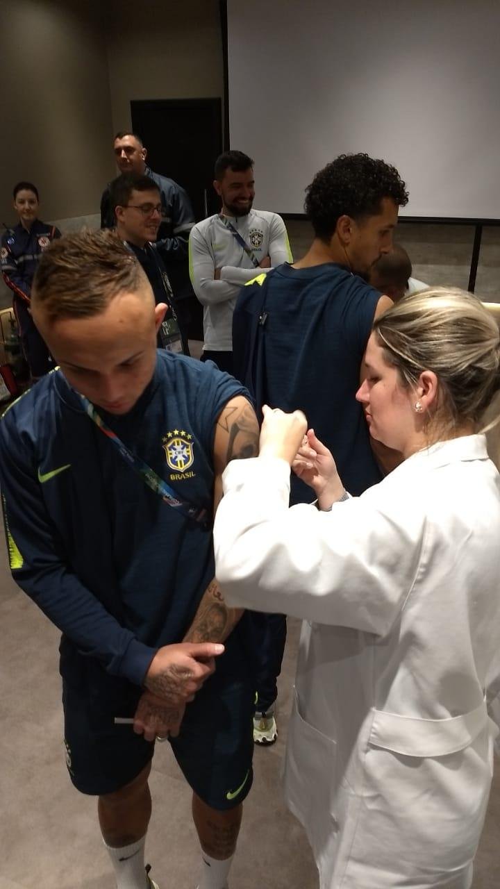 Jogadores da Sele&ccedil;&atilde;o recebem vacina contra a caxumba