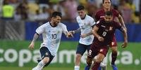 Messi voltou a reclamar dos gramados da Copa América