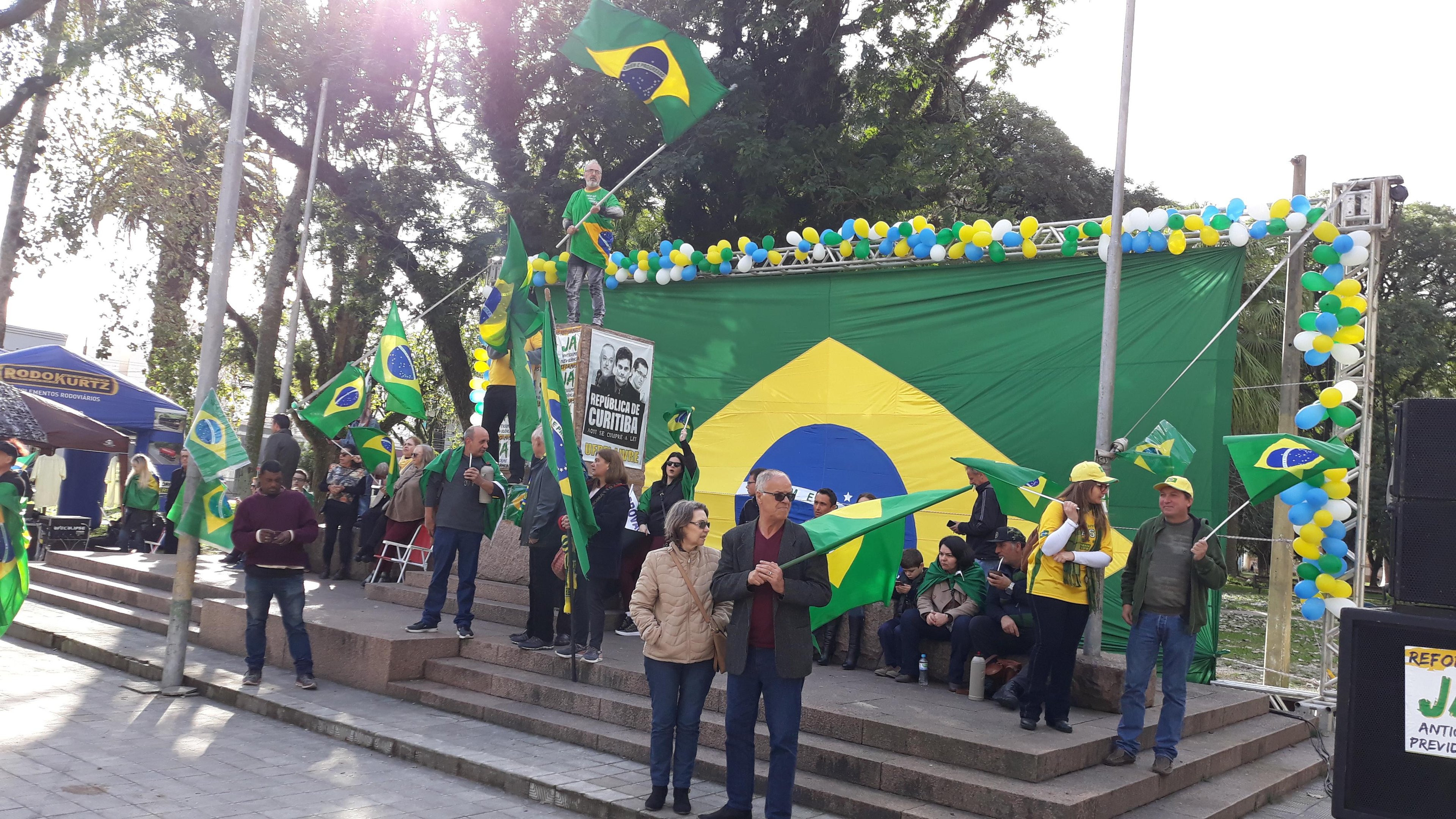 Grupo que apoia ministro S&eacute;rgio Moro realiza manifesta&ccedil;&atilde;o em Pelotas