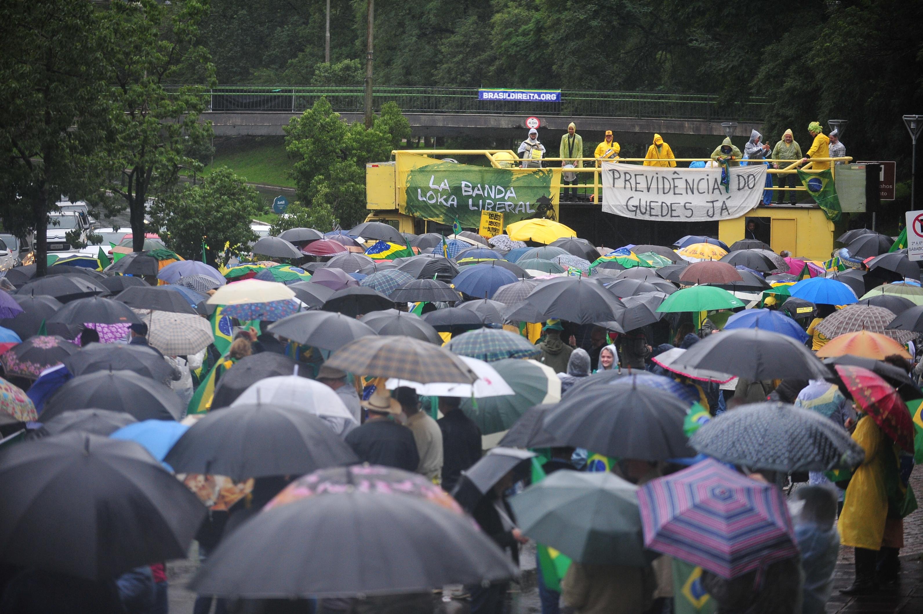 Manifestantes demonstram apoio ao governo Bolsonaro e a Sergio Moro em Porto Alegre
