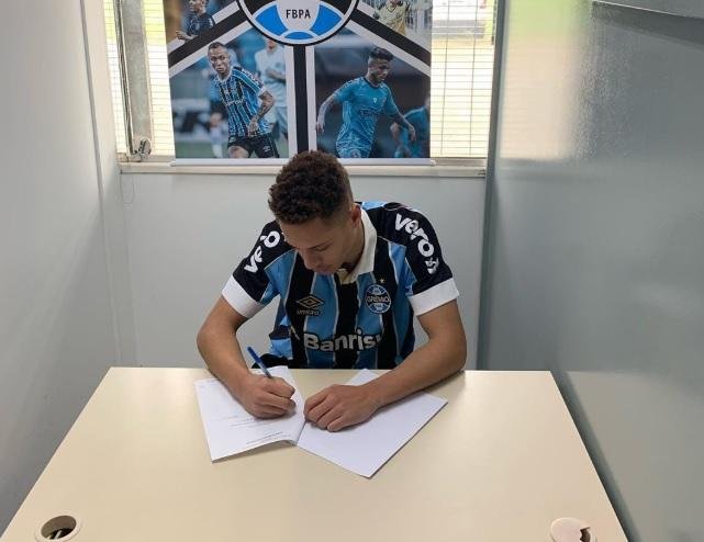 Vitinho assinou contrato com o Gr&ecirc;mio at&eacute; agosto de 2020