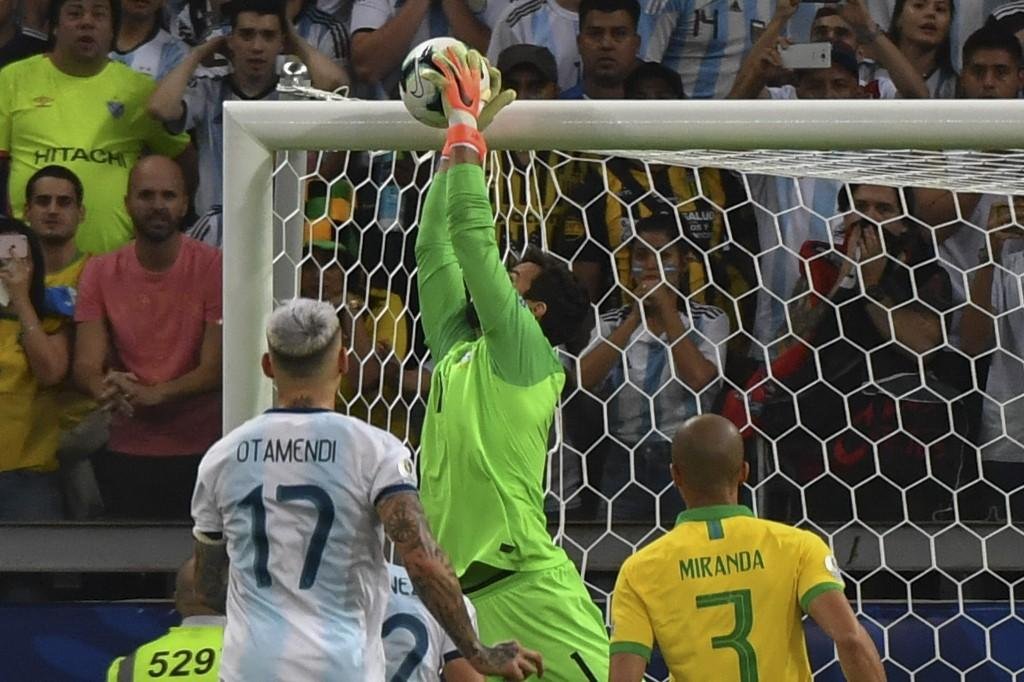 Alisson fez grande defesa em falta cobrada por Messi