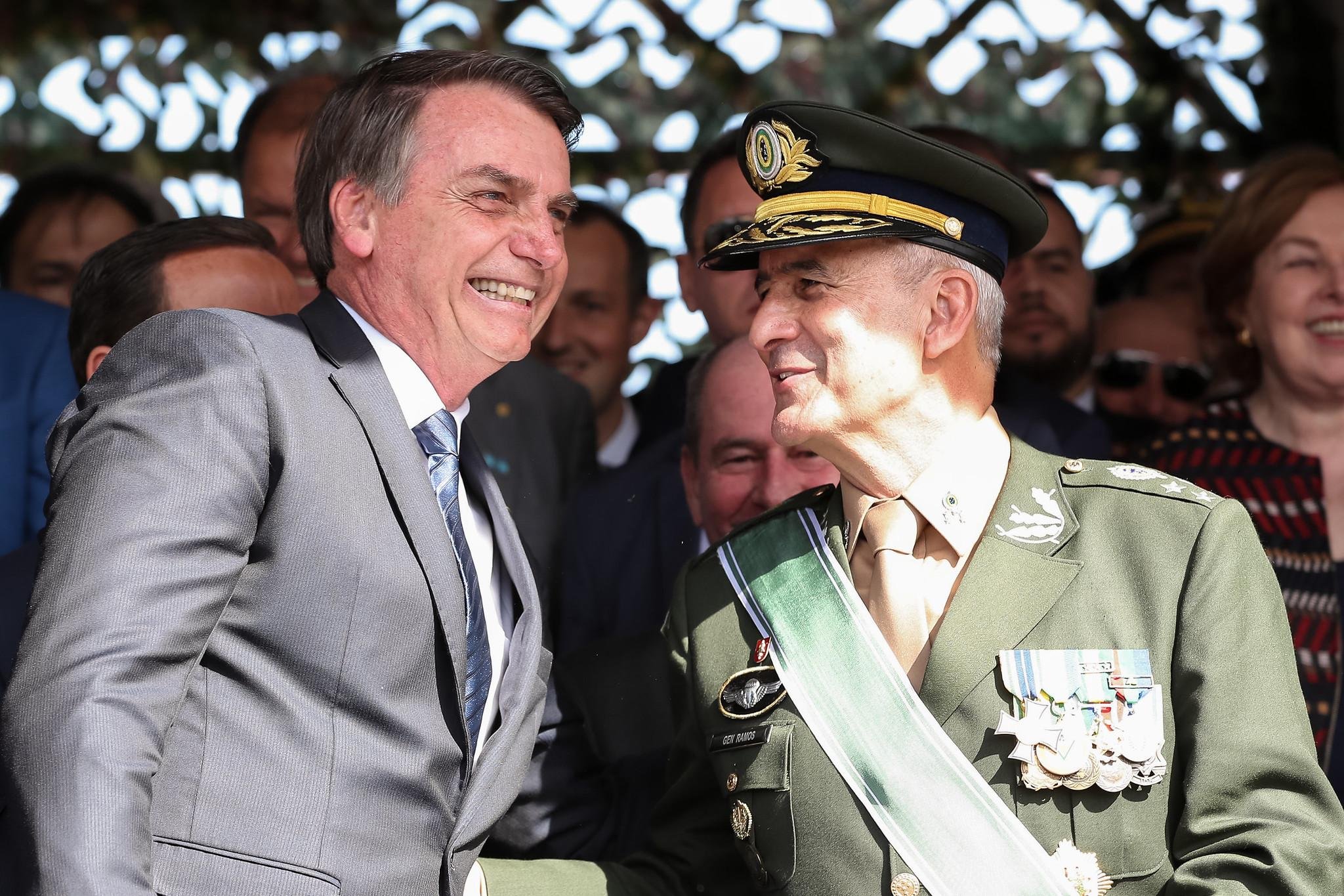 Presidente da Rep&uacute;blica Jair Bolsonaro cumprimenta o General de Ex&eacute;rcito Luiz Eduardo Ramos Baptista Pereira.