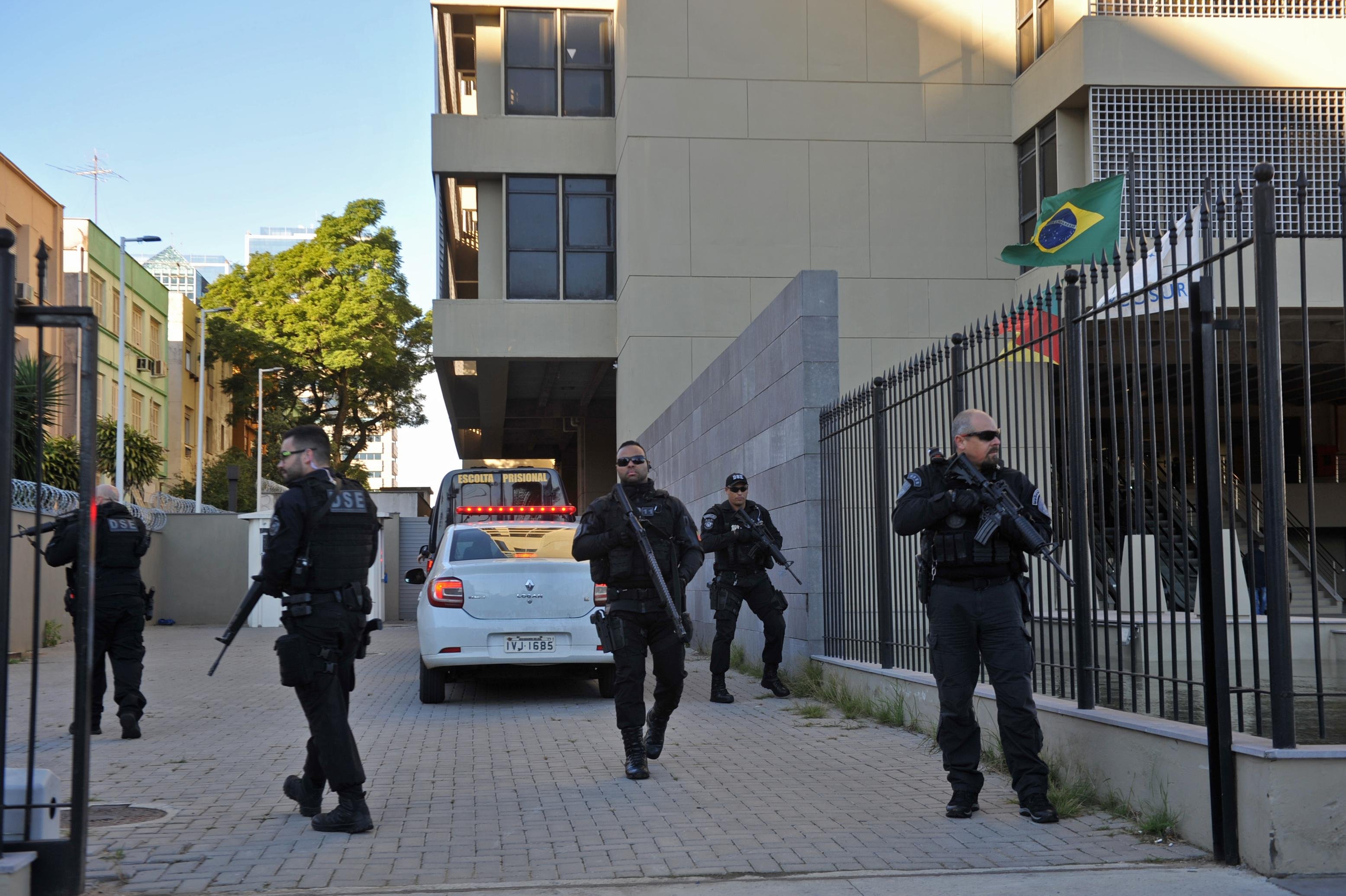 Chegada dos r&eacute;is foi marcado sob forte esquema de seguran&ccedil;a