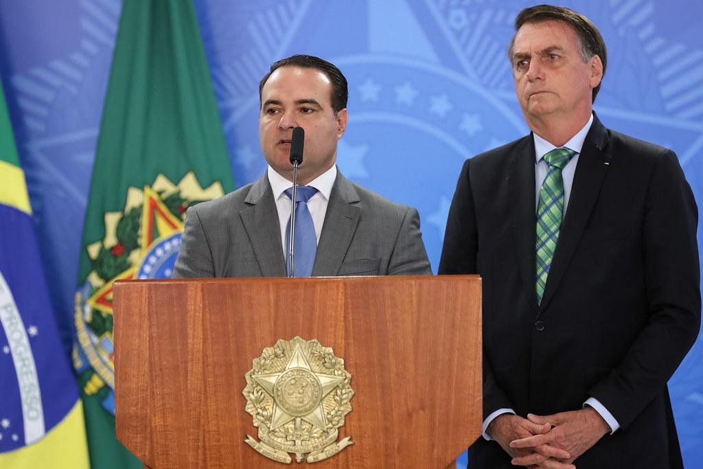 Novo ministro da Secretaria-Geral da Presid&ecirc;ncia da Rep&uacute;blica, Jorge de Oliveira Francisco, escreveu que abriu a conta "seguindo diretrizes" do presidente