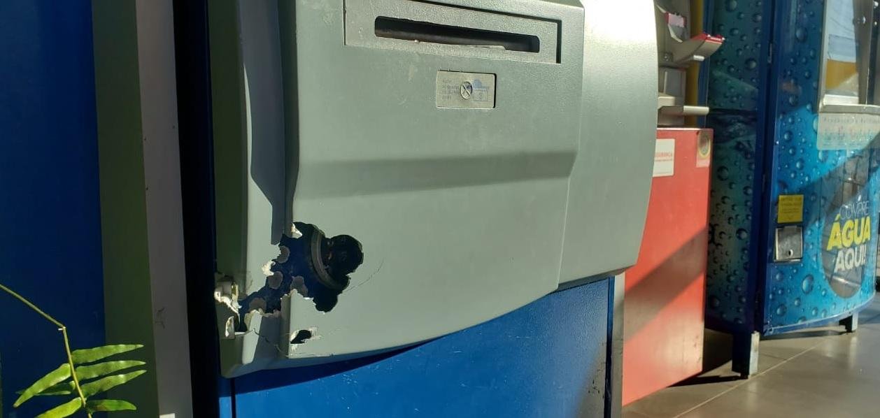 Caixa eletr&ocirc;nico ficou com marcas de tiros ap&oacute;s a a&ccedil;&atilde;o de criminosos