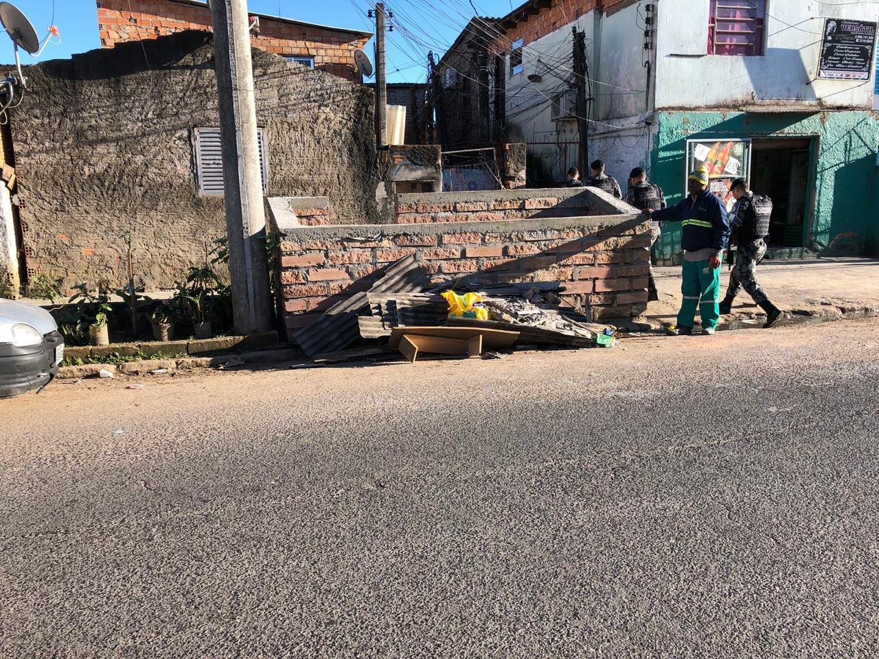Policiais do BPChoque acompanharam a retirada de uma lixeira de concreta colocada de forma irregular pr&oacute;xima ao local em que militares foram mortos
